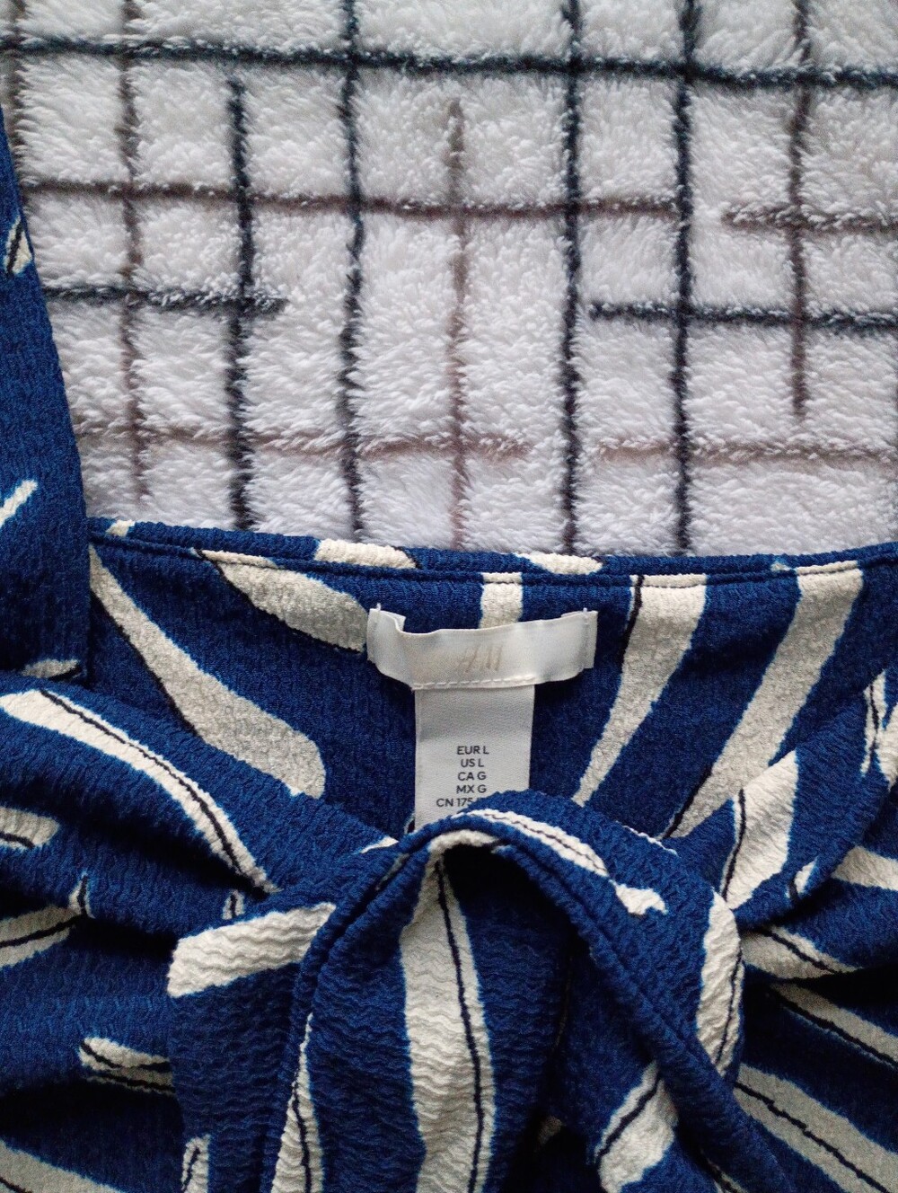 H&M Navy Patterned Scarf Front Crop Top Size Large NWOT - Picture 3 of 6